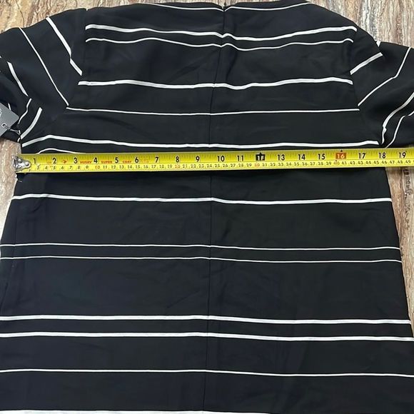 Vince Camuto Short Tie Sleeve Variegated Stripe Top-M - Picture 8 of 11